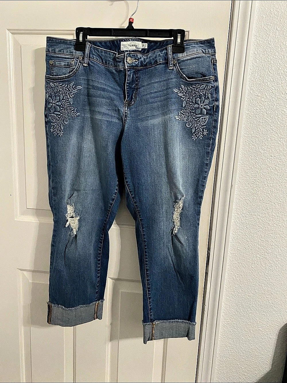 Torrid Embroidered Distressed Cropped Jeans Waist 16